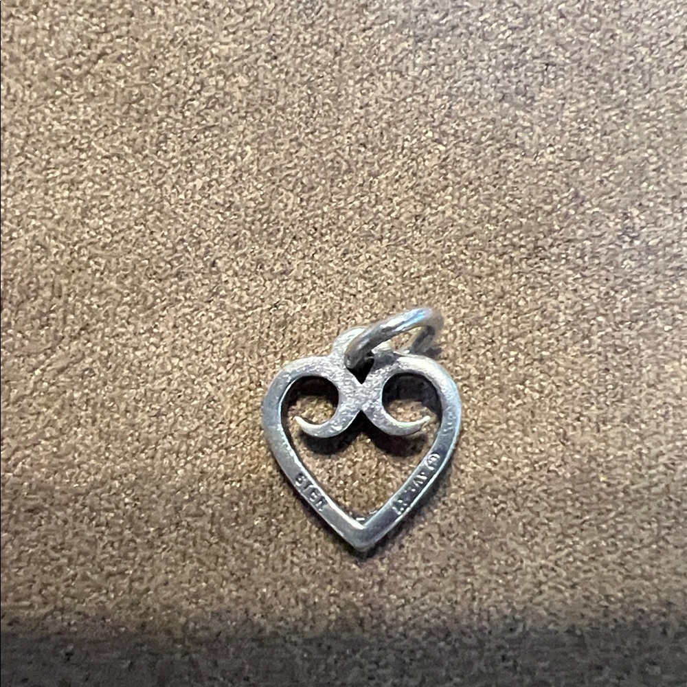 James Avery flute remembrance heart flat charm
Rare retired Charm - Picture 2 of 3